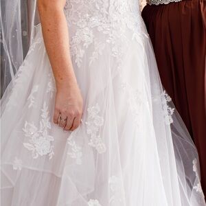 Elegant White Lace Wedding Dress
